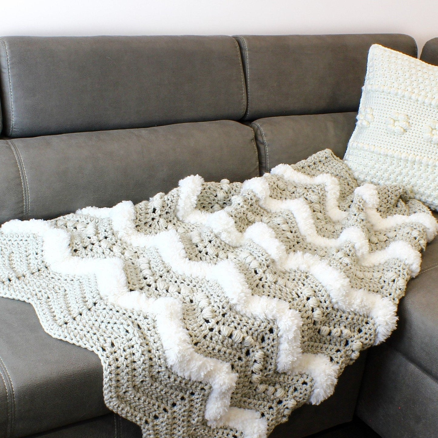 COZY HARMONY Blanket Crochet Pattern | Chevron Puff Throw with Faux Fur Trim | PDF (3 Sizes) - Hakel Liebe
