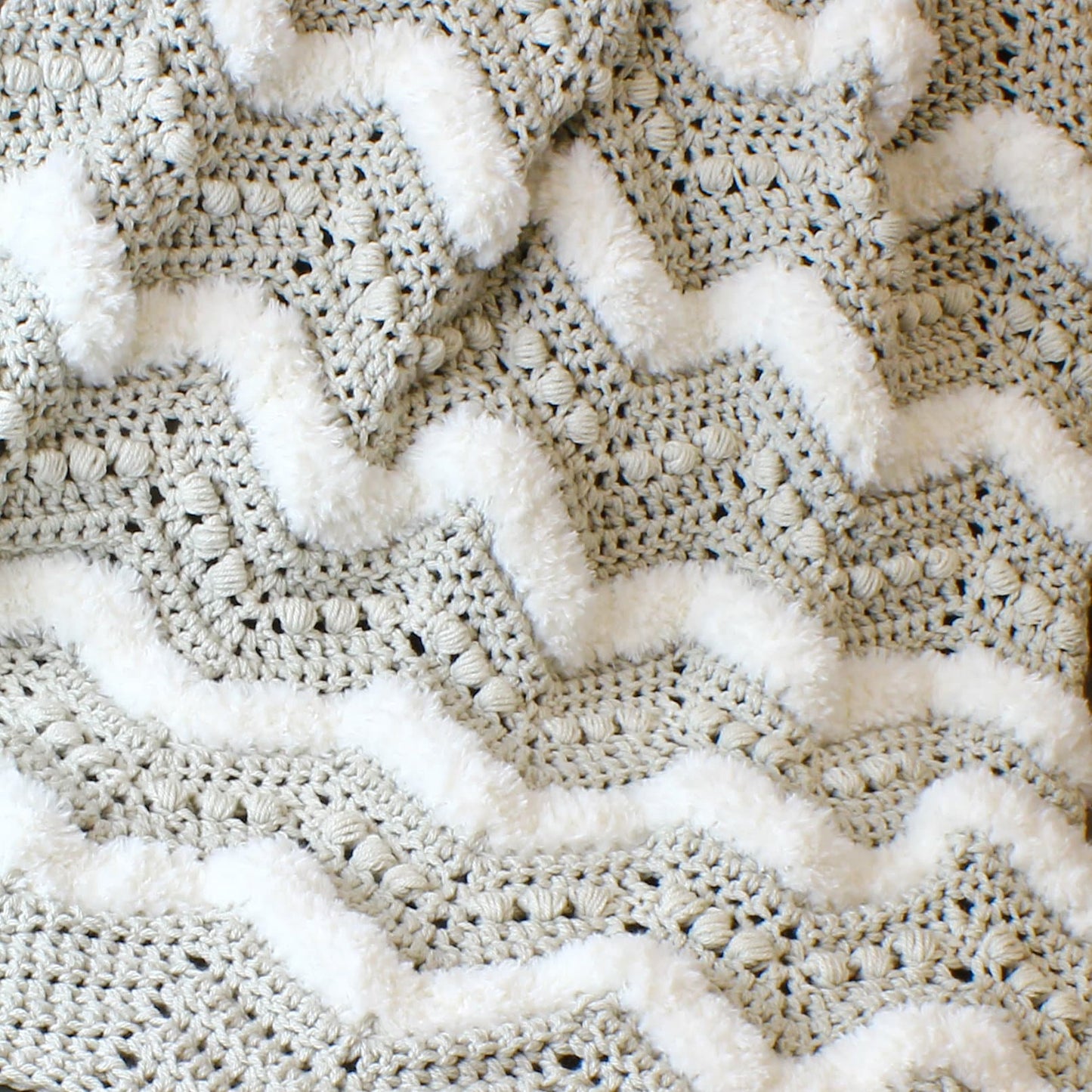 COZY HARMONY Blanket Crochet Pattern | Chevron Puff Throw with Faux Fur Trim | PDF (3 Sizes) - Hakel Liebe