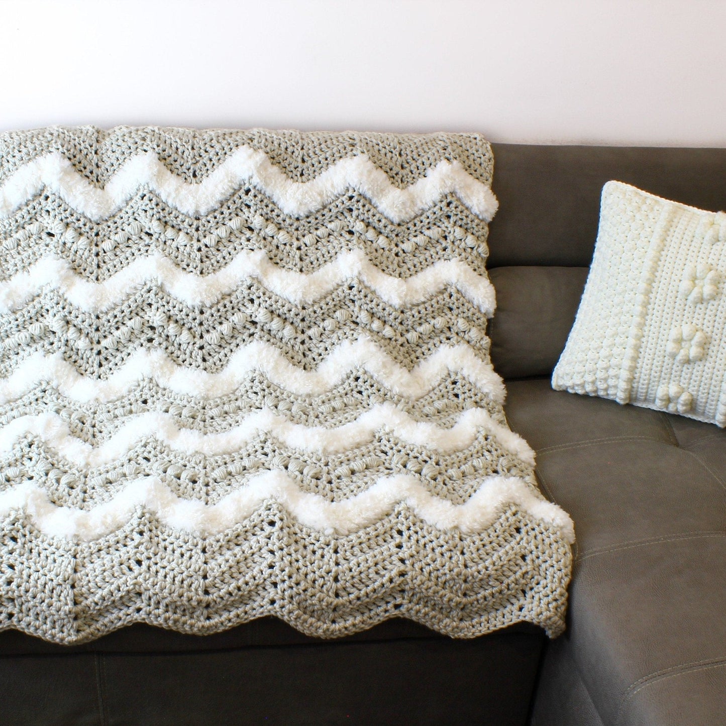 COZY HARMONY Blanket Crochet Pattern | Chevron Puff Throw with Faux Fur Trim | PDF (3 Sizes) - Hakel Liebe