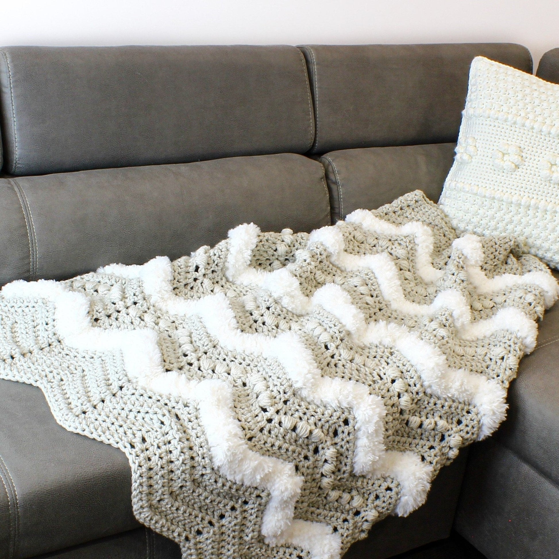 COZY HARMONY Blanket Crochet Pattern | Chevron Puff Throw with Faux Fur Trim | PDF (3 Sizes) - Hakel Liebe