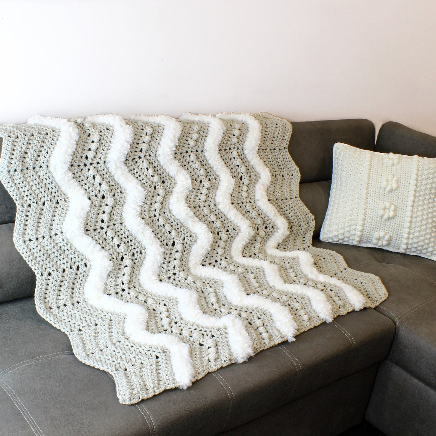 COZY HARMONY Blanket Crochet Pattern | Chevron Puff Throw with Faux Fur Trim | PDF (3 Sizes) - Hakel Liebe