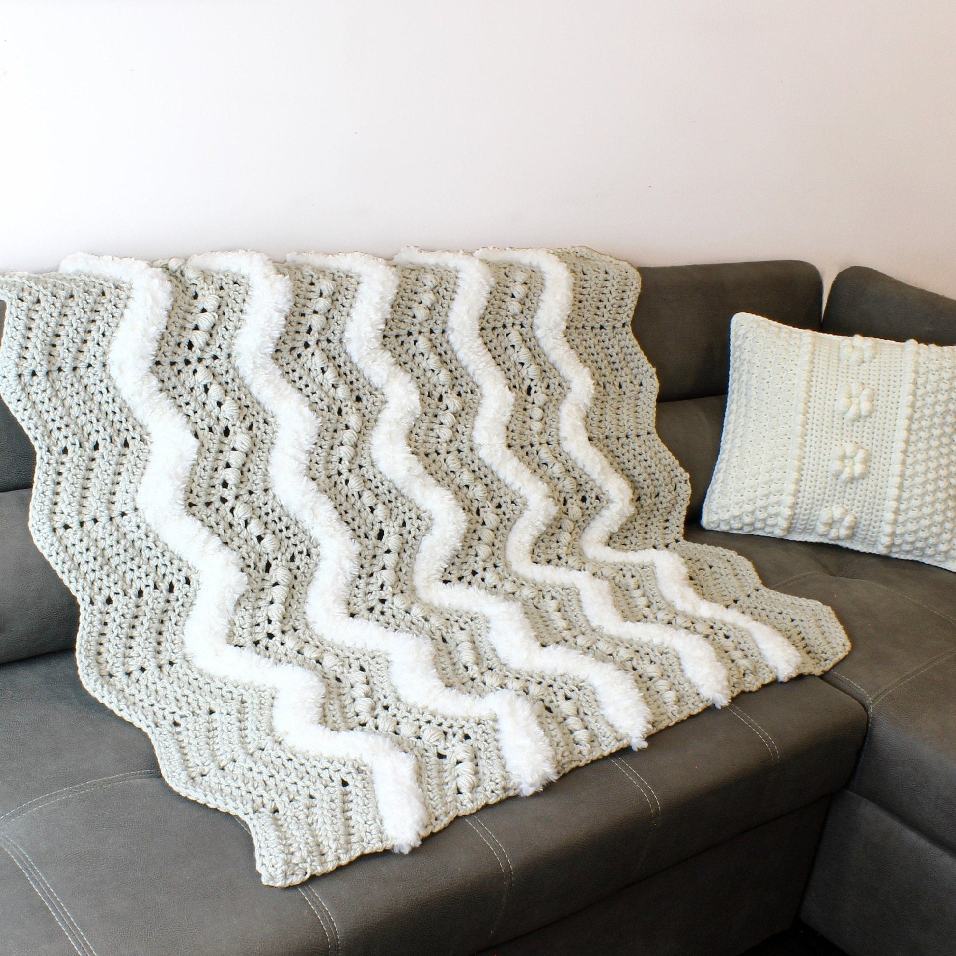 COZY HARMONY Blanket Crochet Pattern | Chevron Puff Throw with Faux Fur Trim | PDF (3 Sizes) - Hakel Liebe