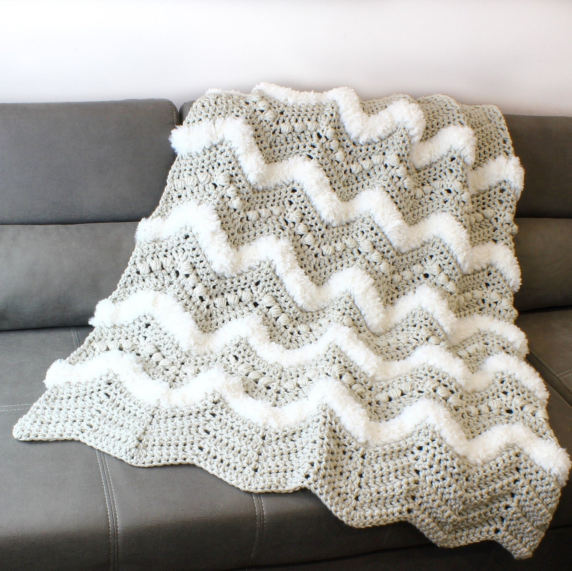 COZY HARMONY Blanket Crochet Pattern | Chevron Puff Throw with Faux Fur Trim | PDF (3 Sizes) - Hakel Liebe