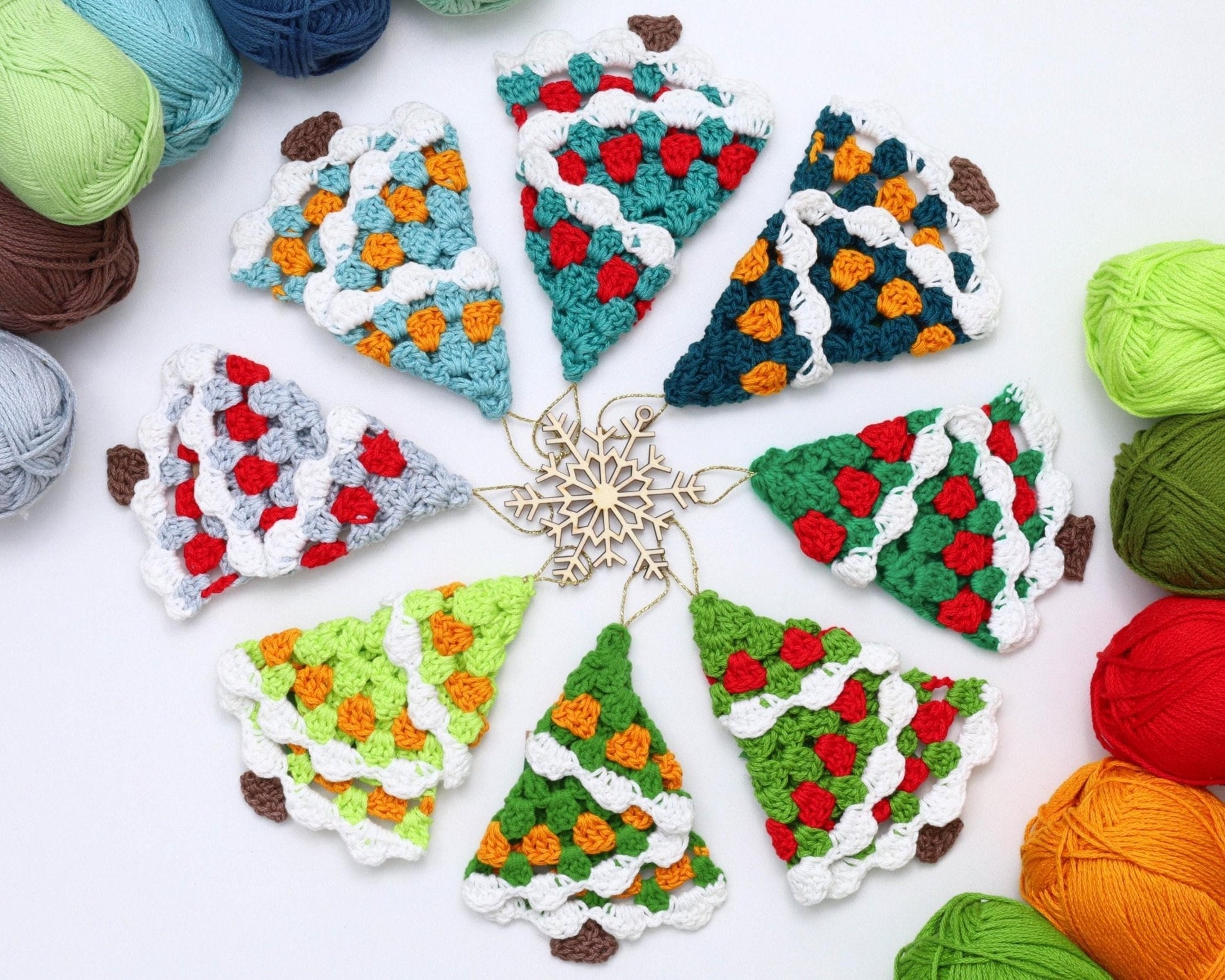 FROSTY Christmas Tree Crochet Pattern | Granny Stitch Fold-Up Tree | PDF (2 Sizes) - Hakel Liebe