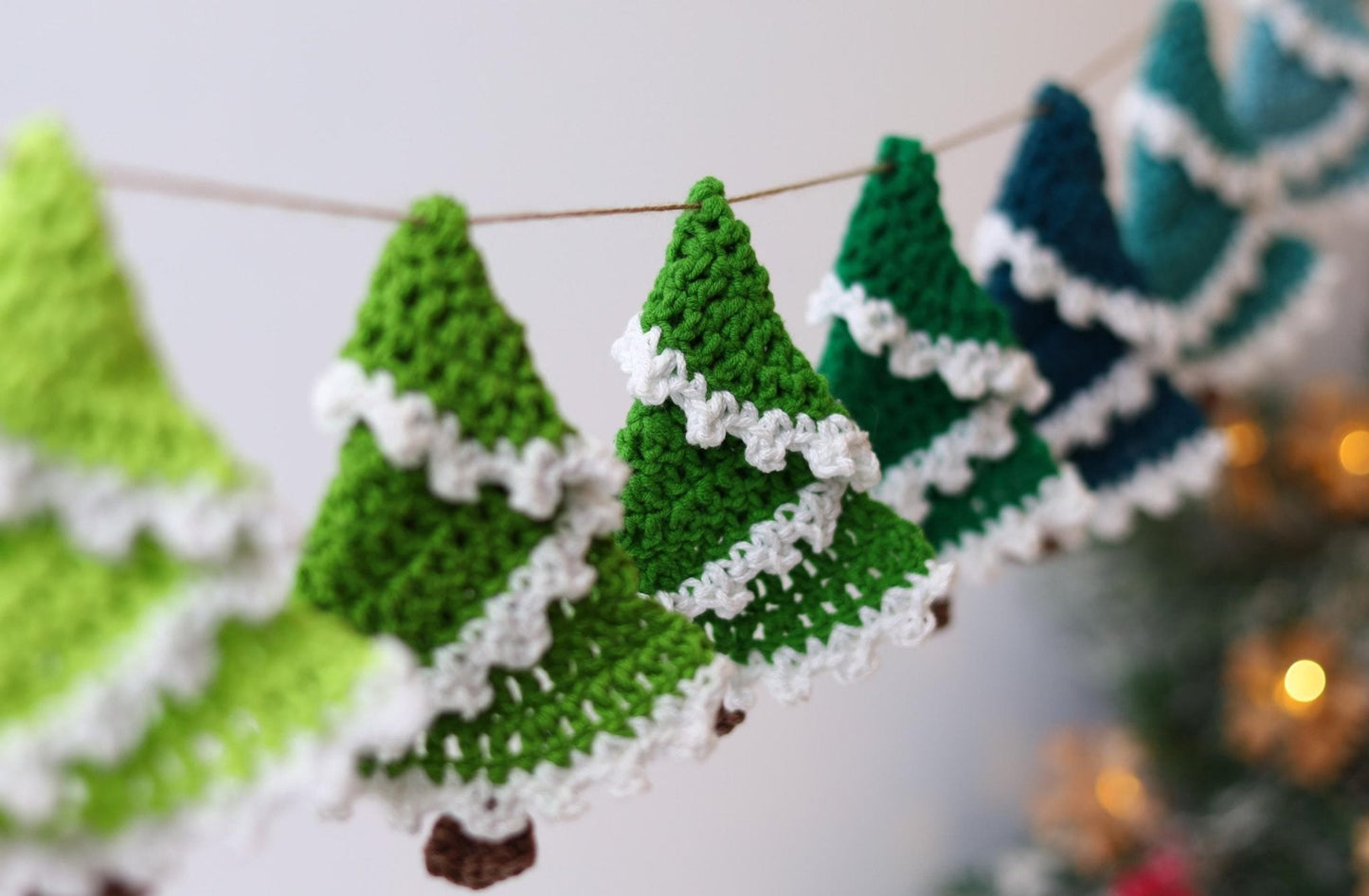 SNOWY Christmas Tree Crochet Pattern | 20-Minute Holiday Decor | PDF (3 Sizes) - Hakel Liebe