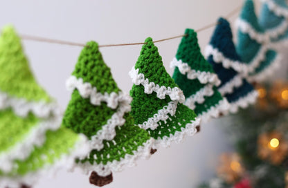 SNOWY Christmas Tree Crochet Pattern | 20-Minute Holiday Decor | PDF (3 Sizes) - Hakel Liebe